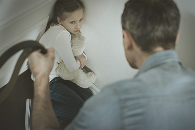 Мужчина угрожает девочке ремнём