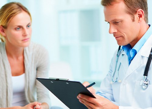 Врач что-то записывает
